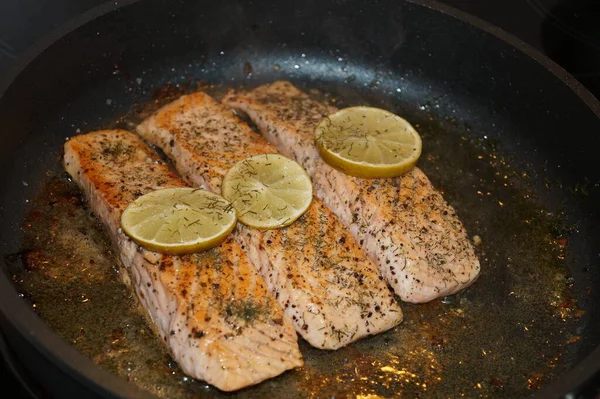 Salmón Parrilla Con Gambas Hierbas Especias —  Fotos de Stock