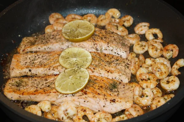 Salmão Grelhado Com Camarões Ervas Especiarias — Fotografia de Stock