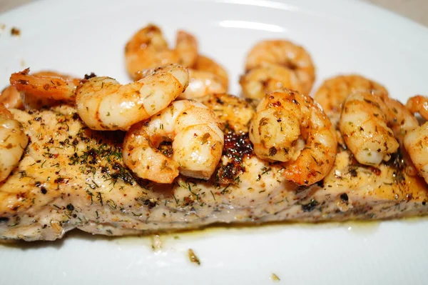 Gegrilde Zalm Met Garnalen Kruiden Specerijen — Stockfoto