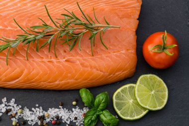 Bitki ve baharatlı taze somon bifteği.