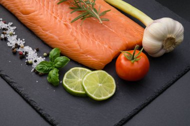 Bitki ve baharatlı taze somon bifteği.