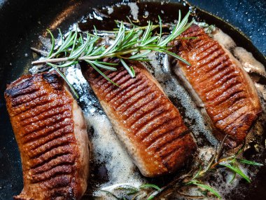 Safranlı risotto ile kızarmış ördek göğsü