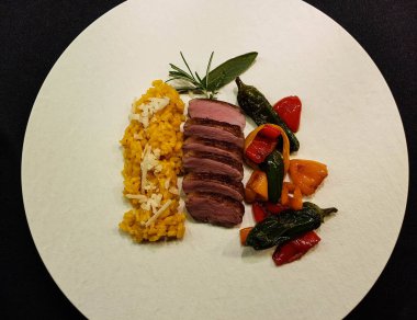 Safranlı risotto ile kızarmış ördek göğsü