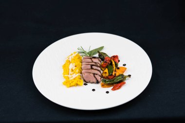 Safranlı risotto ile kızarmış ördek göğsü