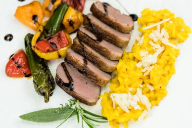 Safranlı risotto ile kızarmış ördek göğsü