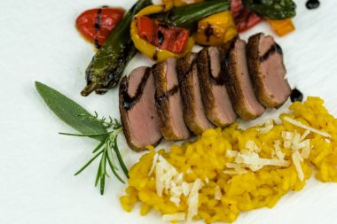 Safranlı risotto ile kızarmış ördek göğsü