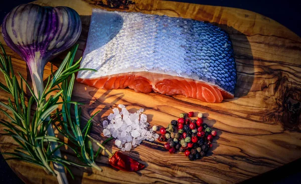 Frisches Lachsforellenfilet Mit Kräutern Und Salat Zum Grillen — Stockfoto