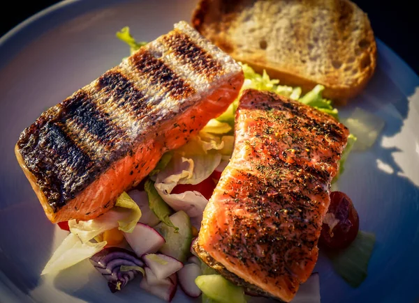 Filet Truite Saumon Frais Avec Épices Aux Herbes Salade Pour — Photo