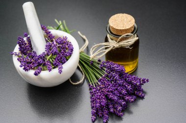 Taze lavantalı alternatif ilaç.