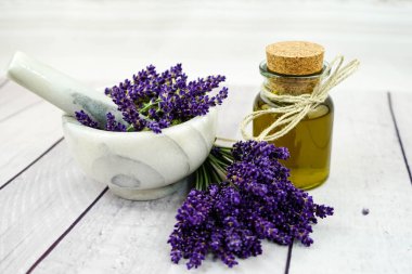 Taze lavantalı alternatif ilaç.