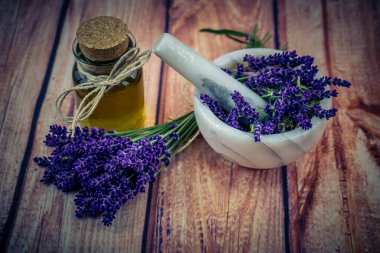Taze lavantalı alternatif ilaç.