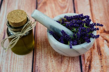 Taze lavantalı alternatif ilaç.