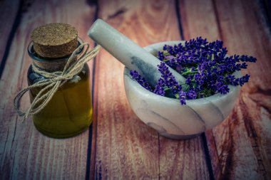 Taze lavantalı alternatif ilaç.