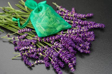 Taze lavantalı alternatif ilaç.
