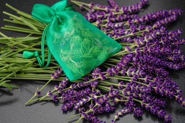 Taze lavantalı alternatif ilaç.
