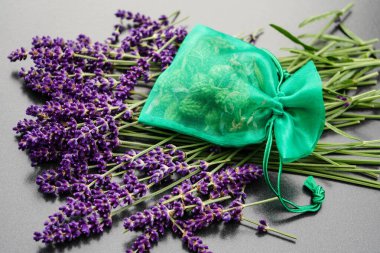 Taze lavantalı alternatif ilaç.