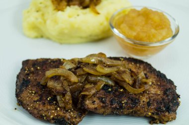 Kızarmış soğan ve patates püresiyle taze sığır ciğeri.