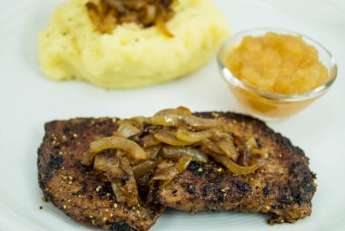 Kızarmış soğan ve patates püresiyle taze sığır ciğeri.