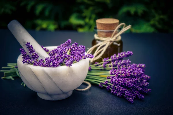 Taze lavantalı alternatif ilaç.
