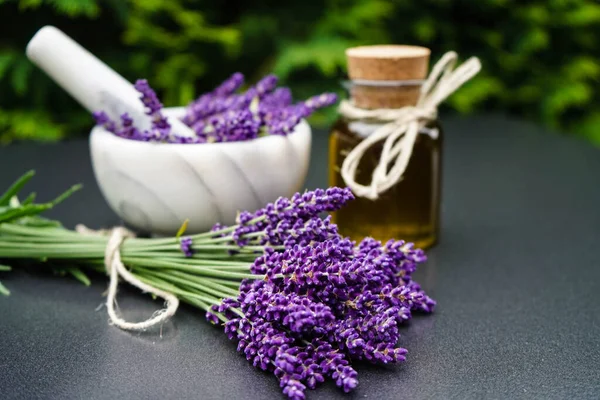 Medicina Alternativa Com Lavanda Fresca — Fotografia de Stock