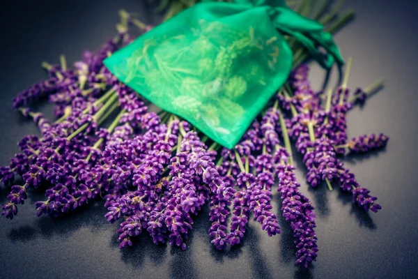 Taze lavantalı alternatif ilaç.