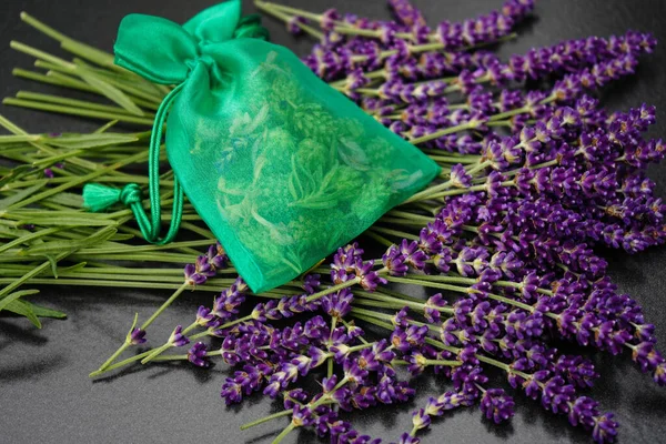 Taze lavantalı alternatif ilaç.