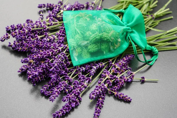 Taze lavantalı alternatif ilaç.