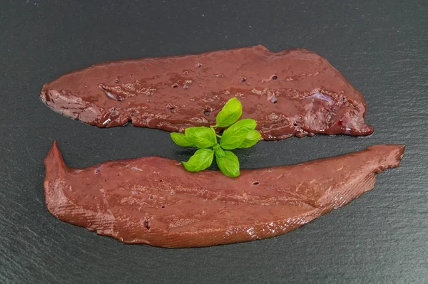 ロースト玉ねぎとマッシュポテトの新鮮な牛の肝臓 — ストック写真