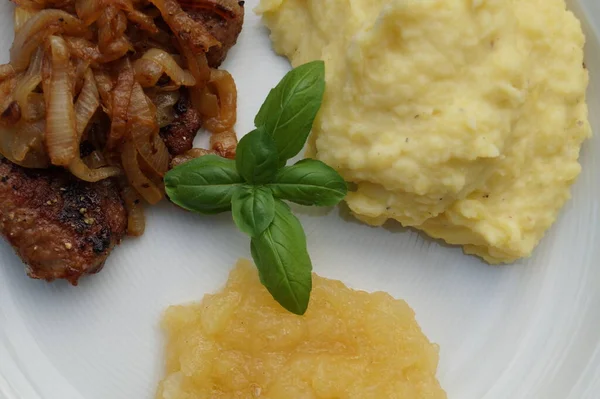 Foie Bovin Frais Avec Oignons Rôtis Purée Pommes Terre — Photo