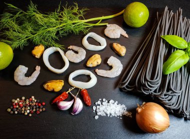 Spagetti Rigate - karışık deniz ürünleri ile siyah makarna 