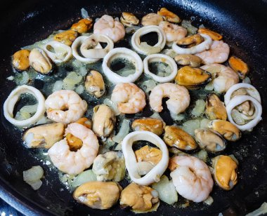 Spagetti Rigate - karışık deniz ürünleri ile siyah makarna 