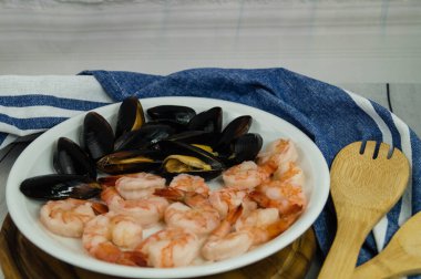 Midyeler ve karidesler sevgili deniz ürünleri.