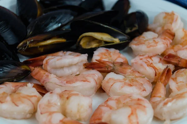 Midyeler ve karidesler sevgili deniz ürünleri.