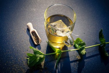 biraz yeşil nane yaprağı. 