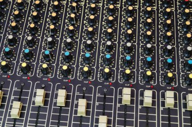 Profesyonel bir kayıt stüdyosunda ses mühendisi için karıştırma aracı