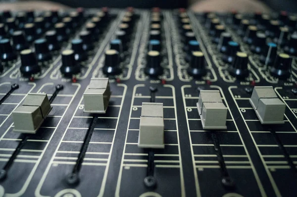 专业录音室音响工程师的混合工具 — 图库照片