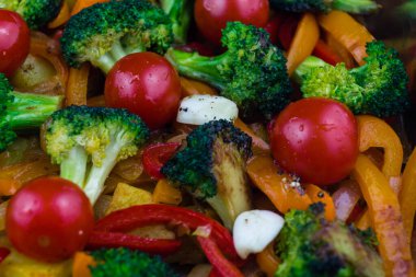 Düşük karbonhidratlı yemek fırını taze sebzeler.