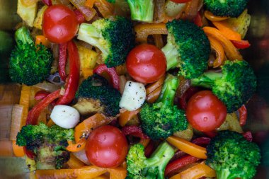 Düşük karbonhidratlı yemek fırını taze sebzeler.