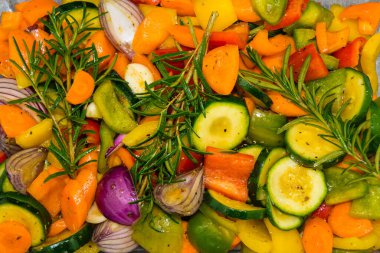 Düşük karbonhidratlı yemek fırını taze sebzeler.