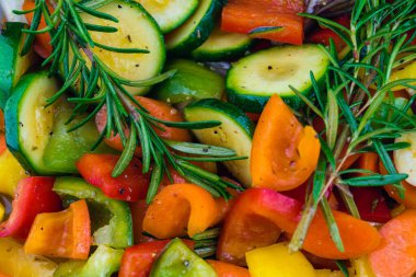 Düşük karbonhidratlı yemek fırını taze sebzeler.