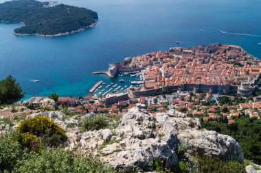 Dubrovnik Hırvatistan yakınlarındaki küçük bir ada olan Otok Lokrum Dağı 'ndan görüntü