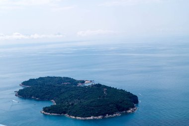 Dubrovnik Hırvatistan yakınlarındaki küçük bir ada olan Otok Lokrum Dağı 'ndan görüntü