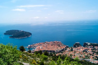 Dubrovnik Hırvatistan yakınlarındaki küçük bir ada olan Otok Lokrum Dağı 'ndan görüntü