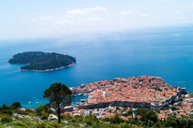 Dubrovnik Hırvatistan yakınlarındaki küçük bir ada olan Otok Lokrum Dağı 'ndan görüntü