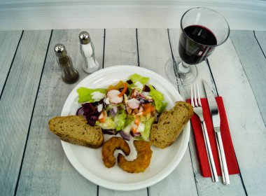 Kızarmış Arjantin Tempura kırmızı karidesleri ve taze salata.