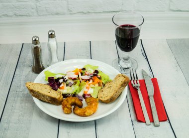 Kızarmış Arjantin Tempura kırmızı karidesleri ve taze salata.