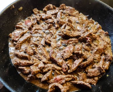 Philadelphia peynirli biftekli sandviç ve patates püresi.