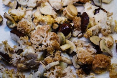 Ormandan yeni çıkmış mantarlar.