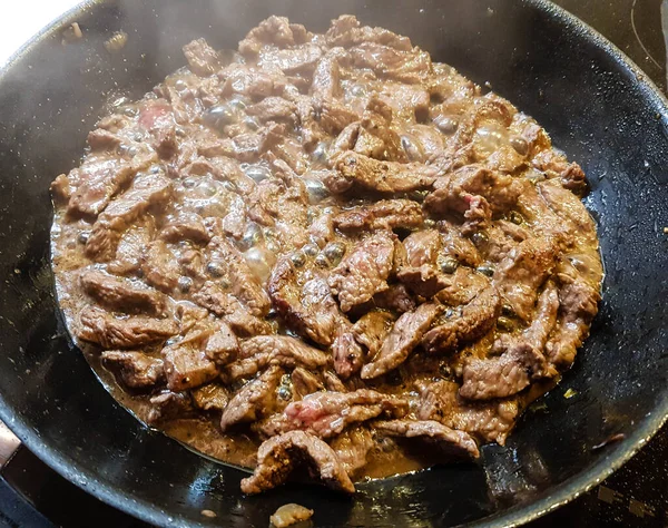 Philadelphia peynirli biftekli sandviç ve patates püresi.