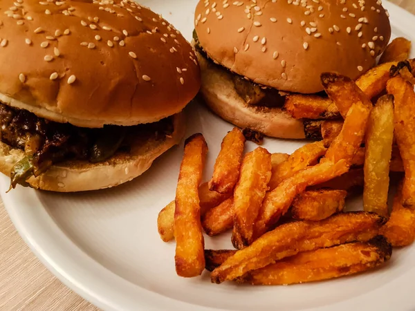 Filadelfia Queso Filete Sándwich Con Patatas Dulces Pommes Frites —  Fotos de Stock